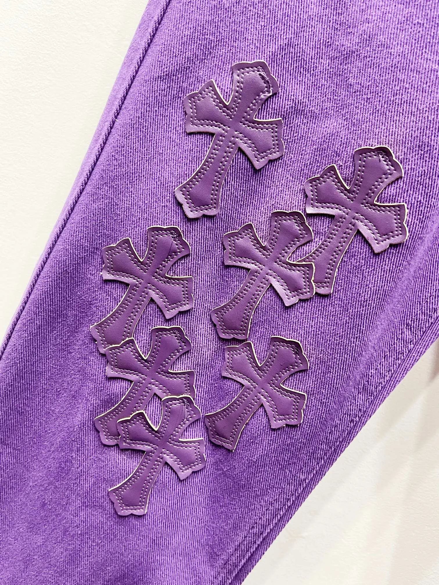 P250 model number: Chrome Hearts CH Chrome’s latest purple patchwork leather jeans exude unruly personality and unique charm. Every wear and tear is carefully designed to present a unique artistic feel. Made of imported denim fabric, which has undergone heavy industrial washing and destruction treatment, the trousers show a super cool effect on the upper body, allowing you to dominate the fashion stage.  This is more than just a pair of jeans, it is an expression of attitude. With its unique design concept and ultimate pursuit of details, Croxin breaks traditional boundaries and defines the jeans trend in the new era. The trousers are made of double-layer woven fabric and matched with customized hardware, showing an incomparably beautiful and unique style, making every wearer the focus of fashion. Imported denim fabric, super heavy-duty washed and damaged, the upper body is super cool! Customized hardware, incomparably good-looking style. The production process is difficult. It has a high-street feel. Color: Purple Size: S M L XL